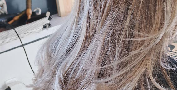 Mèches de cheveux blond polaire