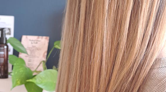 Femme avec coupe de cheveux lisse avec coloration blonde