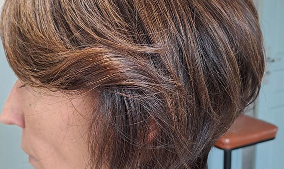 Coloration brune avec reflet sur une coupe femme courte